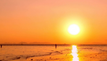 yellow-sunset-sky-and-sun-on-horizon-sea-beach-at-dawn-ocean-background_n2hnubbue__F0000