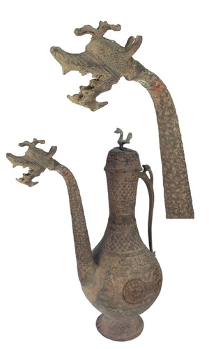 Un vas persan din bronz, fabricat spre sfârșitul mileniului 1, care face parte din colecția Genesis Park. Cel mai fascinant element al acestui vas este dragonul dinozaur care formează gura. 